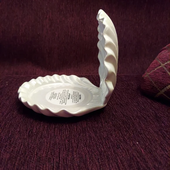 Clam shell 3 wick candle holder by bath and body works - Picture 3 of 4